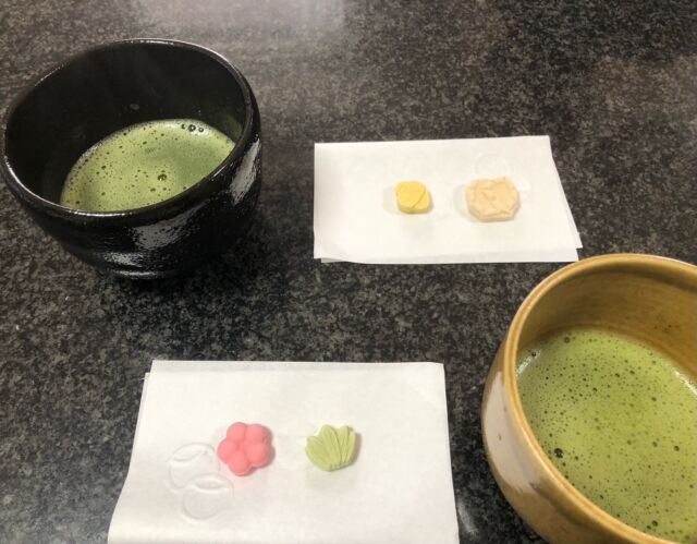 千利休（せんのりきゅう）は、茶道の大成者として知られる重要な人物です

14歳から茶道を始めて、遠い方とぼんやりと思っていましたが、会を重ねる事に少しずつ

偉大な方と認識して次第です！

今も多くの人々に影響を与えています。
利休忌（りきゅうき）は、千利休を偲ぶ日で、毎年3月に祝われます。

16世紀に活動しており、茶道の美しさや心を深める方法を広めました。

特に「わび茶」というスタイルを確立し、質素で静かな美しさを重んじました。

利休居士の教えを振り返り、茶道の大切さや心を再確認する機会となります

日々慌ただしく過ごしている私も
ほんの少しでも落ち着いた茶道の時間を持てればと思います。

茶道の精神を大切にし、利休居士の思いをしっかりと受け継いでいくことが、この日を迎える意味です。

日本の文化をご一緒に、お気軽にどうぞ❗️