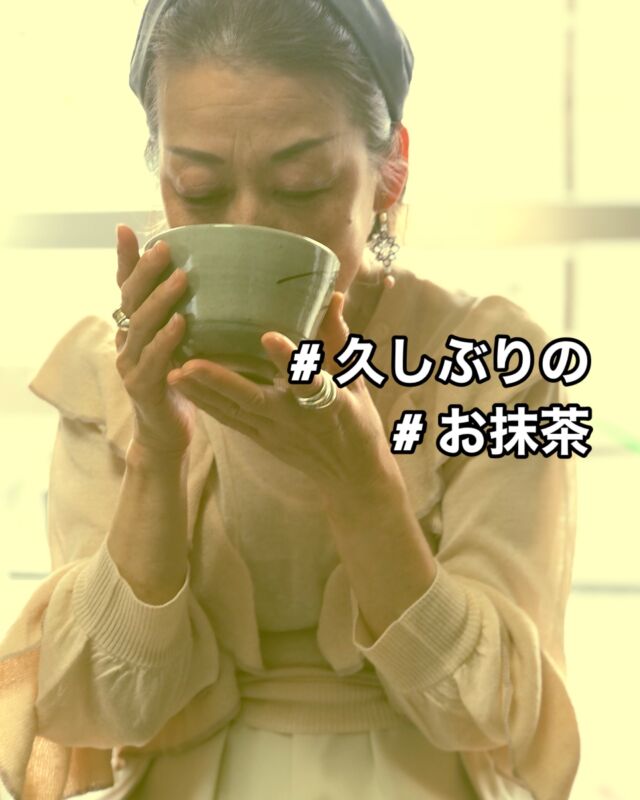 お抹茶が大好きな私が、初めてテーブル茶道を体験しました。

初めはドキドキしましたが、とても楽しい時間を過ごしました🌸

美しい茶器を前にして、お抹茶の香りが漂う中、心が和みました❗️

お抹茶を点てる作法を学びながら、一つ一つの動作に集中するうちに、日常の忙しさを忘れ、
自分自身を大切にする時間を持てたことに感謝しました。

また、お抹茶を飲む時には、その味わいをゆっくり感じることができました!

ほろ苦さや、まろやかさ、その全てが心に染みました。

普段は味わえない特別な体験でした。

茶道を通じて心が落ち着き、お抹茶の新たな魅力に触れられた素晴らしい日でした。

これからも何度でも、お抹茶を楽しむ機会を持ちたいと思います❗️

テーブル茶道に関心がありますか？
