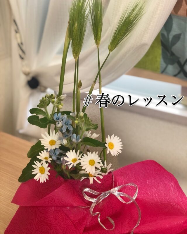 🌸春の訪れを感じるフラワーアレンジメント
　　レッスンのご案内🌸

皆さま、こんにちは！春の足音が近づく中
青い麦をあしらった春らしいアレンジメントを
仕上げました。

この美しい季節を感じながら、皆さんと一緒に楽しくお花を楽しむレッスンを開催いたします。

【レッスン内容】
- 青い麦を使ったアレンジメント作り
- 季節感を大切にした花材の選び方
- 自宅でのアレンジメントの飾り方

【日時】
4月27日　29日　5月3日　5月7日　5月10日

【場所】
御堂筋線　東三国駅から徒歩6分
JR東淀川駅から徒歩10分

【参加費】
体験レッスン　3900円

お友達ご一緒キャンペーン3500円
是非仲良しさんと、、お誘い合わせください。

初心者の方も大歓迎です！お花に触れることで心を癒し、一緒に素敵な作品を作りましょう。

ご興味のある方は、ぜひご連絡ください。
ご参加をお待ちしております！

お問い合わせ　ご予約はDMから
“”””””””””””””””””””””””””””””””””””””,

# マリンダブーケ　パリスタイル
# 初めての方大歓迎
# 花好き女子
# 母の日ギフト
