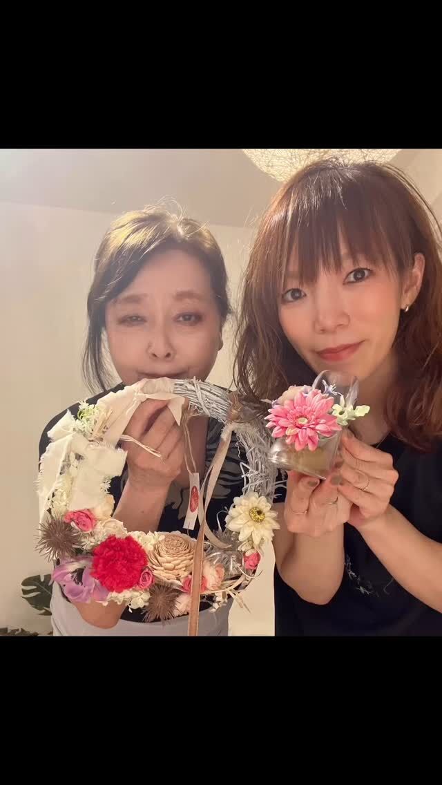 お友達の吹田の温活痩身サロンNijiさんにお邪魔しました☘️
初めての痩せるよもぎ蒸しで
一回でお腹と顔がすごくスッキリして汗も滝のように出ました🌹
夏に向けて最後のダイエット頑張りまーす🌸

サロンに飾っていただく
彼女をイメージした
お花をプレゼントし、大変喜んで頂きました💐

#マリンダブーケ
#東三国
#お花と茶道